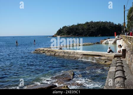 Fairy Bower Ocean Pool und Paddelboarding im Cabbage Tree Bay Aquatic Reserve an einem sonnigen Tag in der Nähe von Shelly Beach, Manly, Sydney, Australien Stockfoto