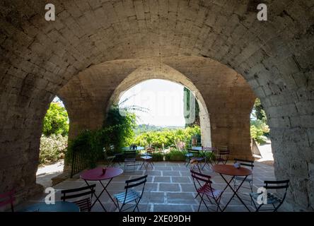 Cafe Hortus unter den Gewölben der Abtei Saint-André in Villeneuve, Avignon, Provence in Südfrankreich. Stockfoto