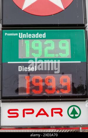 Preise an der Tankstelle . Schild an einer Tankstelle mit den Preisen von normalem bleifreiem Benzin und normalem Diesel 192 £ 199 Stockfoto