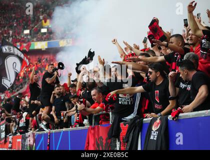 Düsseldorf, Deutschland. Juni 2024. Die Fans Albaniens spielten während des UEFA Euro 2024-Spiels zwischen Albanien und Spanien (Gruppe B Datum 3) am 24. Juni 2024 in der Düsseldorfer Arena. (Foto: Sergio Ruiz/PRESSINPHOTO) Credit: PRESSINPHOTO SPORTS AGENCY/Alamy Live News Stockfoto