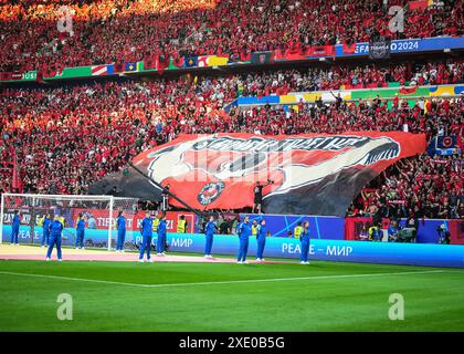 Düsseldorf, Deutschland. Juni 2024. Die Fans Albaniens spielten während des UEFA Euro 2024-Spiels zwischen Albanien und Spanien (Gruppe B Datum 3) am 24. Juni 2024 in der Düsseldorfer Arena. (Foto: Sergio Ruiz/PRESSINPHOTO) Credit: PRESSINPHOTO SPORTS AGENCY/Alamy Live News Stockfoto