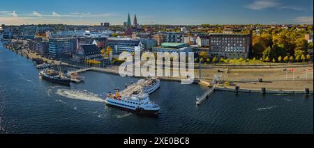 Panorama des Kieler Stadtzentrums und des Hafens mit Linienfähre. Kieler Fjord Museum Hafen im Vordergrund Stockfoto