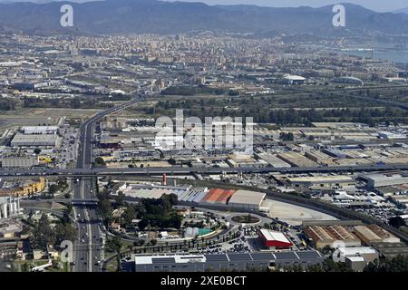 Aus der Vogelperspektive Malaga Stadtviertel, MA-21 mit Autobahnüberquerung MA-23 und Industriegebiet, Berge im Hintergrund, Spanien Stockfoto