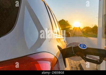 Auto an der Wasserstofftankstelle. Brennstoffzellen-Wasserstoffauto an der Wasserstofftankstelle wird betankt. Wasserstoff Stockfoto