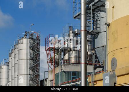 Industrielle Sicht auf Ölraffinerieanlagen und Silos aus der Industriezone. Raffineriefabrik Öllager Bräune Stockfoto