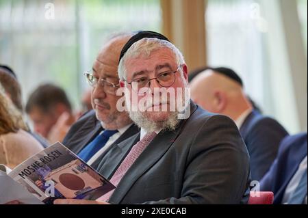 Moshe-Rosen-Preis der Konferenz der Europaeischen Rabbiner für den Antisemitismus-Beauftragten Felix Klein. Im Bild: Oberrabbiner Pinchas Goldschmidt, Oberrabbiner und Praesident der Konferenz der Europaeischen Rabbiner CER am 24.06.2024. NUR REDAKTIONELLE VERWENDUNG *** Moshe-Rosen-Preis der Konferenz der Europäischen Rabbiner für Antisemitismus-Kommissar Felix Klein im Bild Oberrabbiner Pinchas Goldschmidt, Oberrabbiner und Präsident der Konferenz der Europäischen Rabbiner CER am 24. 06 2024 REDAKTIONELLE VERWENDUNG NUR Copyright: epd-bild/ChristianxDitsch D24D0624MosheRosenPreisFelixKlein175531 Stockfoto