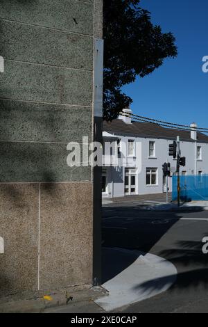 Darlingurst Sydney, eine alte Terrazzo-Mauer, das weiße viktorianische Terrassenhaus, von Bill's Restaurant, klarer blauer Himmel, blauer Baustoff in der Sonne Stockfoto