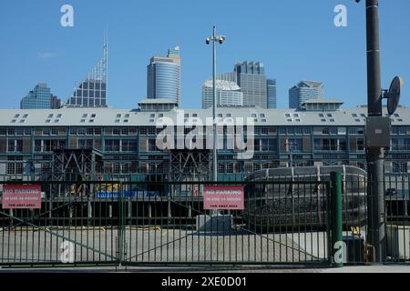 Die Finger Wharf & die Skyscrapers des Finanzviertels Sydney, Chifley Tower & Aurora Place von Cowper Wharf, Woolloomooloo, Sydney an einem sonnigen Tag Stockfoto