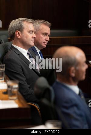 Am Dienstag, den 14. Mai 2024, verließ Michael Ferguson den tasmanischen Premierminister, Schatzmeister und Minister für Infrastruktur, und der tasmanische Premierminister Jeremy Rockliff im Parlament von Tasmanien in Hobart. Das tasmanische parlament wird zum ersten Mal seit den Wahlen am 23. März Tagen. AAP Image/Pool, Chris Kidd NO ARCHIVING HOBART Parliament House, 1 Salamanca PL, Hobart TAS 7000, Australien TASMANIEN AUSTRALIEN *** PARLAMENT ZURÜCK TASMANISCHER Stellvertretender Premier, Treasurer und Minister für Infrastruktur Michael Ferguson links und Tasmanischer Premier Jeremy Rockliff Center im Parlament von Stockfoto