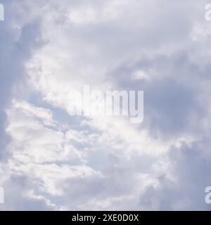 Wolkiger Himmel im Hintergrund. Sonnenlicht, das durch weiße Wolken scheint. Stockfoto