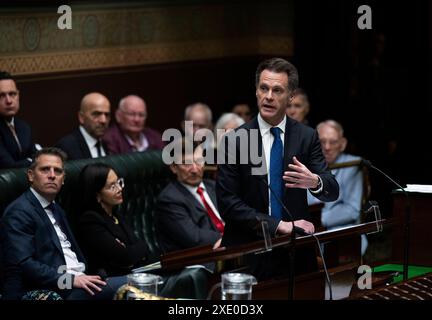 Chris Minns entschuldigt sich offiziell bei der LGBTQI Community für diskriminierende Gesetze im Parlament von New South Wales in Sydney am Donnerstag, den 6. Juni 2024. NSW-Premierminister und Regierungschef in der Legislativkammer wird sich formell bei Mitgliedern der LGBTQI-Gemeinschaft für Gesetze entschuldigen, die homosexuelle Handlungen kriminalisieren. AAP Image/Pool, Louise Kennerley KEINE ARCHIVIERUNG SYDNEY NEW SOUTH WALES AUSTRALIEN *** NEW SOUTH WALES Premier Chris Minns entschuldigt sich offiziell bei der LGBTQI Community für diskriminierende Gesetze im Parlament von New South Wales in Sydney, Donnerstag, 6. Juni 2024 NSW Premier Stockfoto