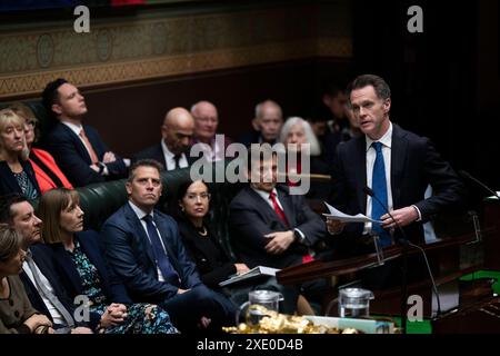 Chris Minns entschuldigt sich offiziell bei der LGBTQI Community für diskriminierende Gesetze im Parlament von New South Wales in Sydney am Donnerstag, den 6. Juni 2024. NSW-Premierminister und Regierungschef in der Legislativkammer wird sich formell bei Mitgliedern der LGBTQI-Gemeinschaft für Gesetze entschuldigen, die homosexuelle Handlungen kriminalisieren. AAP Image/Pool, Louise Kennerley KEINE ARCHIVIERUNG SYDNEY NEW SOUTH WALES AUSTRALIEN *** NEW SOUTH WALES Premier Chris Minns entschuldigt sich offiziell bei der LGBTQI Community für diskriminierende Gesetze im Parlament von New South Wales in Sydney, Donnerstag, 6. Juni 2024 NSW Premier Stockfoto