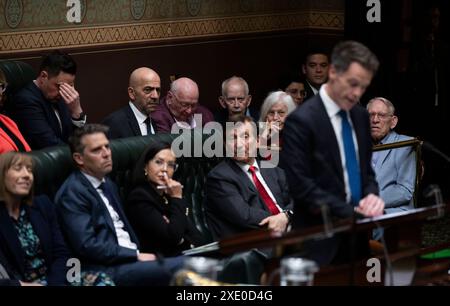 Chris Minns entschuldigt sich offiziell bei der LGBTQI Community für diskriminierende Gesetze im Parlament von New South Wales in Sydney am Donnerstag, den 6. Juni 2024. NSW-Premierminister und Regierungschef in der Legislativkammer wird sich formell bei Mitgliedern der LGBTQI-Gemeinschaft für Gesetze entschuldigen, die homosexuelle Handlungen kriminalisieren. AAP Image/Pool, Louise Kennerley KEINE ARCHIVIERUNG SYDNEY NEW SOUTH WALES AUSTRALIEN *** NEW SOUTH WALES Premier Chris Minns entschuldigt sich offiziell bei der LGBTQI Community für diskriminierende Gesetze im Parlament von New South Wales in Sydney, Donnerstag, 6. Juni 2024 NSW Premier Stockfoto