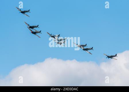 Bildung der RAF Supermarine Spitfire im Zweiten Weltkrieg auf der Sywell Airshow 2024 in Northamptonshire, Großbritannien. Neun klassische Kampfflugzeuge aus dem Zweiten Weltkrieg Stockfoto
