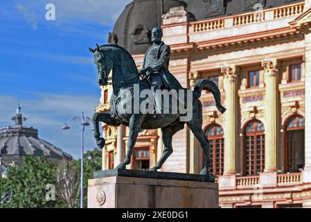 Die Reiterstatue von Carol I. auf dem Piața Palatului (Platz der Revolution) vor der Bibliothek der „Stiftung Carol I University“ in Bukarest, Roma Stockfoto