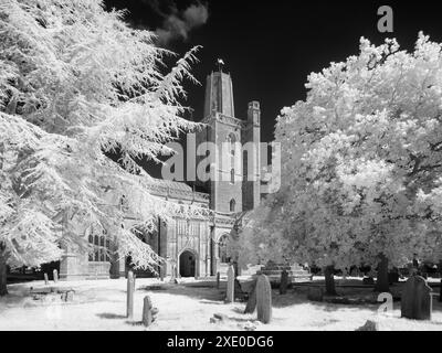 Ein Infrarotbild der St. Mary’s Church im Dorf Yatton, North Somerset, England. Stockfoto