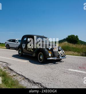 FIAT 1100 B BERLINA 1949 auf einem alten Rennwagen in der Rallye Mille Miglia 2022, dem berühmten italienischen historischen Rennen Stockfoto