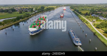 Schiffsverkehr auf dem Kieler Kanal oder Nord-Ostsee-Kanal bei Rendsburg, Schleswig-Holstein. Kie Stockfoto