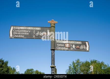 Ein Wegweiser auf der Strawberry Line, einem Rad- und Wanderweg entlang der stillgelegten Cheddar Valley Line in Yatton, North Somerset, England. Stockfoto