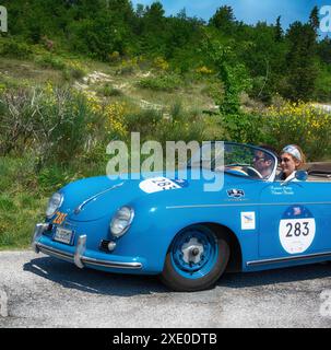 PORSCHE 356 1500 1955 auf einem alten Rennwagen in Rallye Mille Miglia 2022 das berühmte italienische historische Rennen Stockfoto