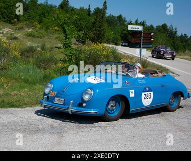 PORSCHE 356 1500 1955 auf einem alten Rennwagen in Rallye Mille Miglia 2022 das berühmte italienische historische Rennen Stockfoto