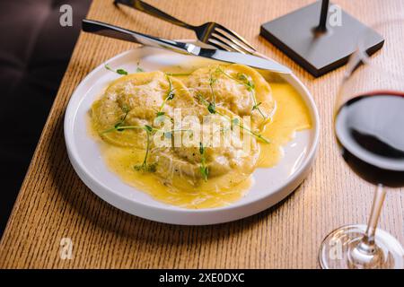 Italienische Ravioli mit einem Glas Wein Stockfoto