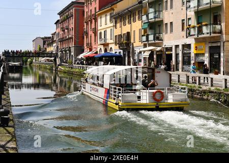 Bootstour auf der Naviglio Grande Wasserstraße mit der sogenannten „Ponte Enrico Molteni“, Mailand, Lombardei, Italien Stockfoto