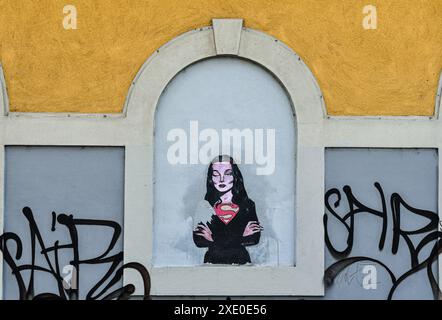 Street Art Porträt von Morticia Addams, Figur der berühmten Serie The Addams Family, von Lediesis an einer Wand in der Gegend von Navigli, Mailand, Italien Stockfoto