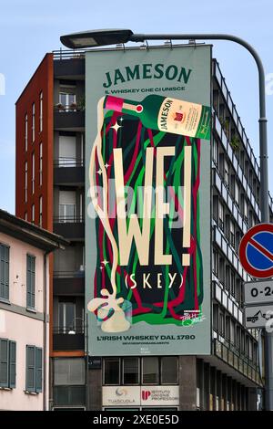 Maxi Werbetafel mit Jameson Whiskey an der Außenseite eines Gebäudes im Stadtteil Porta Ticinese, Mailand, Lombardei, Italien Stockfoto