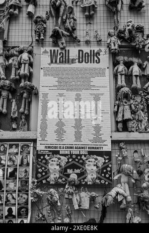 Wall of Dolls, eine künstlerische Installation, wurde zu einem Symbol gegen Feminizide und Gewalt gegen Frauen in der zentralen Via de Amicis in Mailand, Italien Stockfoto