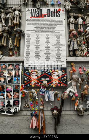 Wall of Dolls, eine künstlerische Installation, wurde zu einem Symbol gegen Feminizide und Gewalt gegen Frauen in der zentralen Via de Amicis in Mailand, Italien Stockfoto