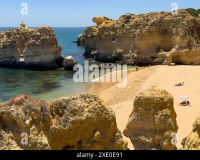 Teil des Strandes St. Raphiell in der Nähe von Albufeira in der Algave im Süden Portugals. Stockfoto