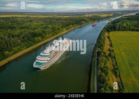 Kreuzfahrtschiff vorbei am Kieler Kanal. Kreuzfahrtschiff, das von Kieler FÃ¶rde in die Nordsee, Schleswig-H, fährt Stockfoto