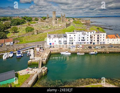 St. Andrews Hafen und beherbergt Fife Scotland und East Tower der St Andrews Cathedral und St Rule's Tower im Frühsommer Stockfoto