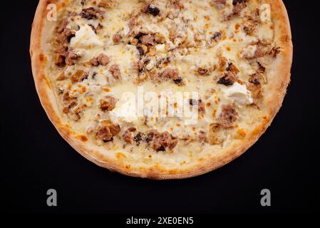 Leckere Pizza mit frischen Zutaten auf Schwarz Stockfoto