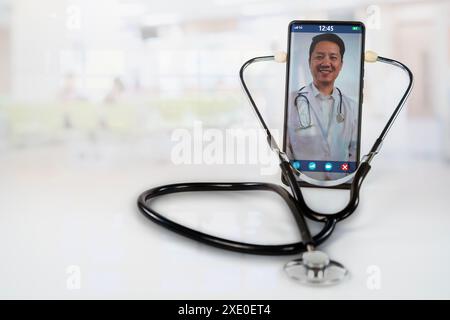 Ein Arzt spricht mit einem Patienten auf einem Handy. Der Arzt trägt einen weißen Mantel und der Patient ein weißes Hemd. Der Arzt verwendet ein s Stockfoto