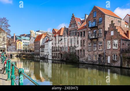 Straße, Fluss und mittelalterliche Häuser von Gent, einer Stadt in der flämischen Region Belgiens. Reisekonzept Stockfoto