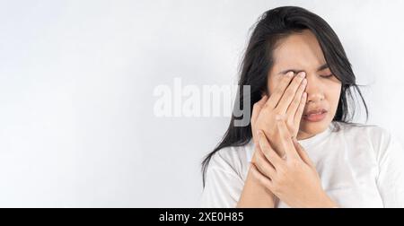 Leiden An Starken Augenschmerzen. Sehstörungen. Gequältes Leiden bräunte schöne junge asiatische Frau, die zu Hause die Augen berührte. Verletzungen schlechter Gesundheitszustand I Stockfoto