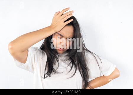 Junge asiatische schöne Frau Hand berührt Kopf sie fühlt depressiv Stress Kopfschmerzen sein müde von der Arbeit stehend auf isoliertem weißen Hintergrund. Sh Stockfoto