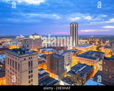 Die Skyline der Innenstadt von Springfield, Illinois, USA in der Abenddämmerung. Stockfoto