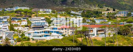 Große Villen in Camps Bay unterhalb des Tafelbergs Stockfoto