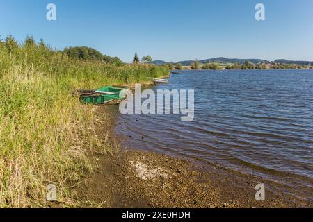 Ruderboote aus Holz am Ufer des Sees Lipno im Sumava-Gebirge, Tschechien Stockfoto