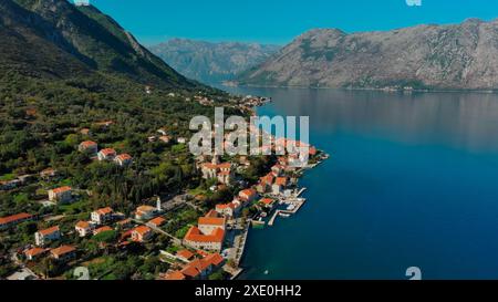 Luftaufnahme der Bucht von Kotor in Montenegro Stockfoto