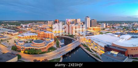 Rochester, Minnesota, USA, Stadtbild am Zumbro River zur blauen Stunde. Stockfoto