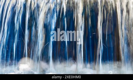 Fließendes Wasser aus einem Wasserfall. Natürlicher flüssiger Hintergrund. Nahaufnahme Stockfoto