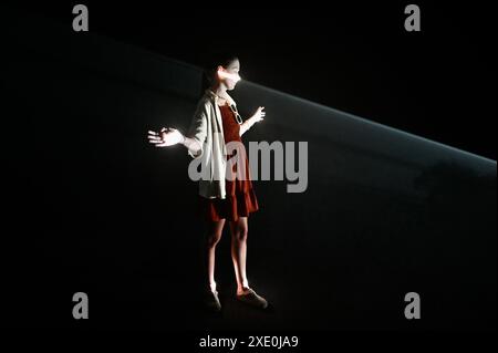 London, Großbritannien. Dienstag, 25. Juni 2024. Tate Modern präsentiert eine Ausstellung von „Solid Light“-Installationen des in Großbritannien geborenen, US-amerikanischen Künstlers Anthony McCall (* 1946). McCall, ein früherer Pionier der experimentellen Kino- und Installationskunst, ist bekannt für seine materiellen Filminstallationen, in denen projiziertes Licht durch einen dünnen Nebel sichtbar verstärkt wird, um solide Lichtformen zu erzeugen, die Film, Skulptur und Zeichnung zusammenführen. Quelle: michael melia/Alamy Live News Stockfoto