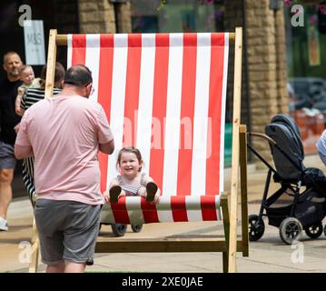 West Yorkshire, Großbritannien. Juni 2024. Wetter in Großbritannien. Shibden Valley, West Yorkshire, Großbritannien. Käufer und Büroangestellte nutzen das warme Wetter in der Piece Hall und den angrenzenden Woolshops in Halifax, Calderdale, West Yorkshire, Großbritannien, da die Temperaturen 25 Grad erreichen. Quelle: Windmill Images/Alamy Live News Stockfoto