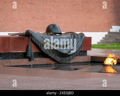 MOSKAU RUSSLAND - 20. APRIL: Das Militär steht zu Ehren des Grabes des unbekannten Soldaten und der Ewigen Flamme in der Wachbox Stockfoto