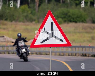 Rotes Dreieck-Warnschild, das darauf hinweist, dass es sich um eine Zone mit tief fliegendem Flugzeug handelt Stockfoto