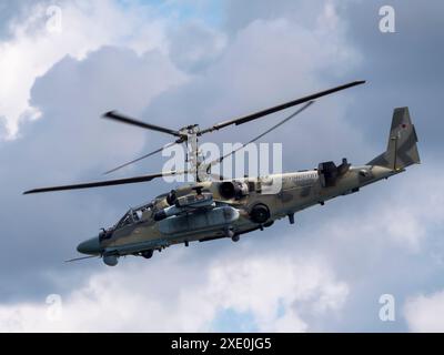 ZHUKOWSKY, RUSSLAND - 25. Juli 2021: Demonstration des Kamov Ka-52 Alligator-Angriffshubschraubers der russischen Luftwaffe bei MAKS- Stockfoto